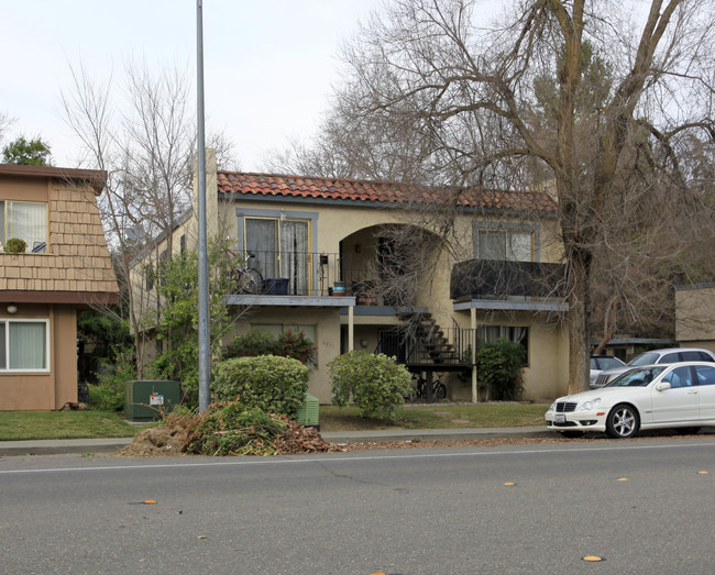 4851 Cowell Blvd in Davis, CA - Foto de edificio - Building Photo