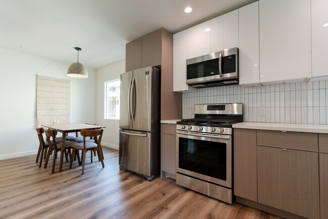 521 N Flores St in West Hollywood, CA - Foto de edificio - Building Photo