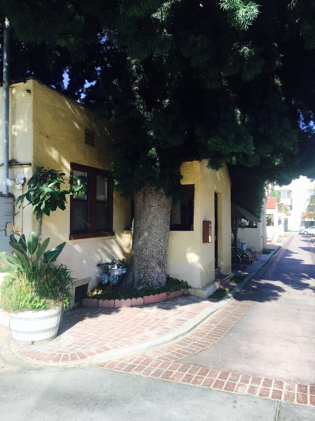 5031 Bakman Ave in North Hollywood, CA - Building Photo - Building Photo