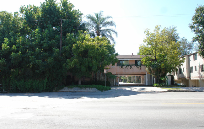 14332 Riverside Drive, in Sherman Oaks, CA - Foto de edificio - Building Photo