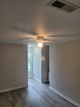 5459 Old Thomasville Rd, Unit Apt A in High Point, NC - Building Photo - Building Photo