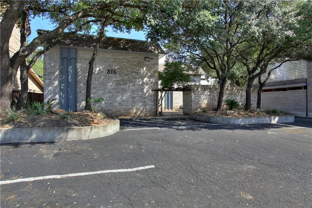 816 W N Loop Blvd in Austin, TX - Building Photo
