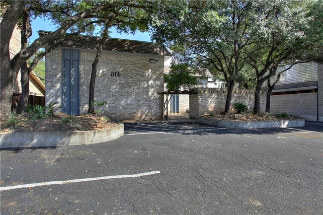 816 W N Loop Blvd in Austin, TX - Building Photo - Building Photo