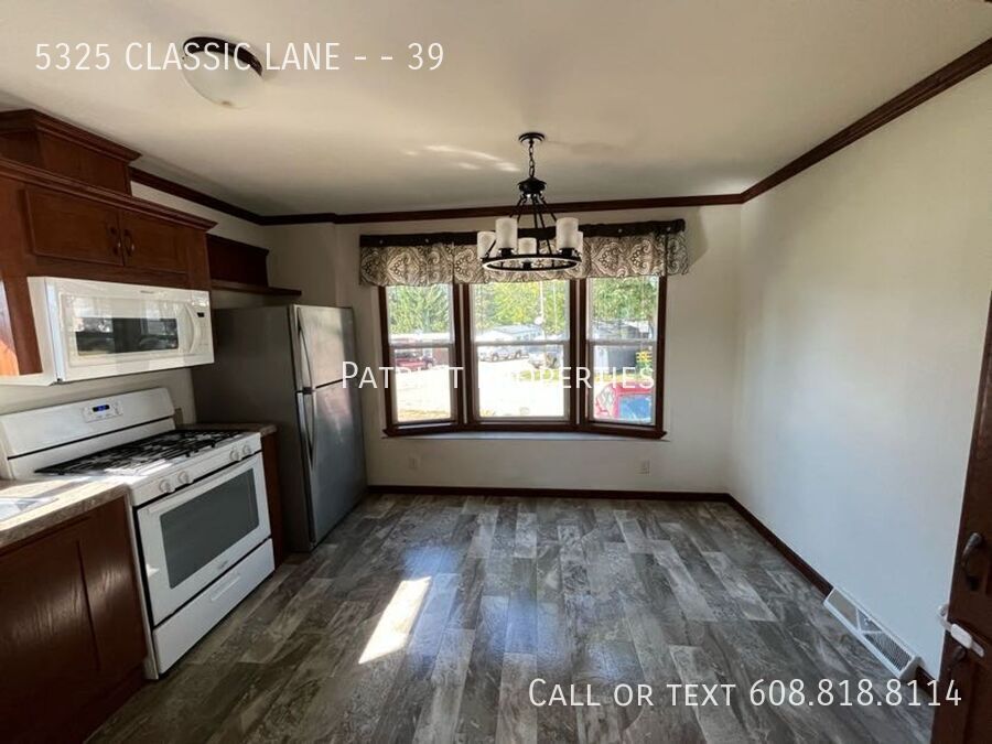 5325 Classic Ln in Platteville, WI - Building Photo