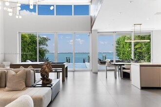 1379 N Venetian Way in Miami Beach, FL - Building Photo - Building Photo