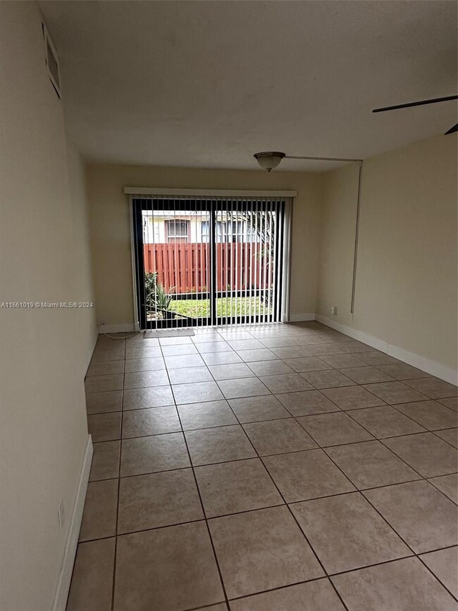 3264 NW 103rd Terrace in Coral Springs, FL - Foto de edificio - Building Photo