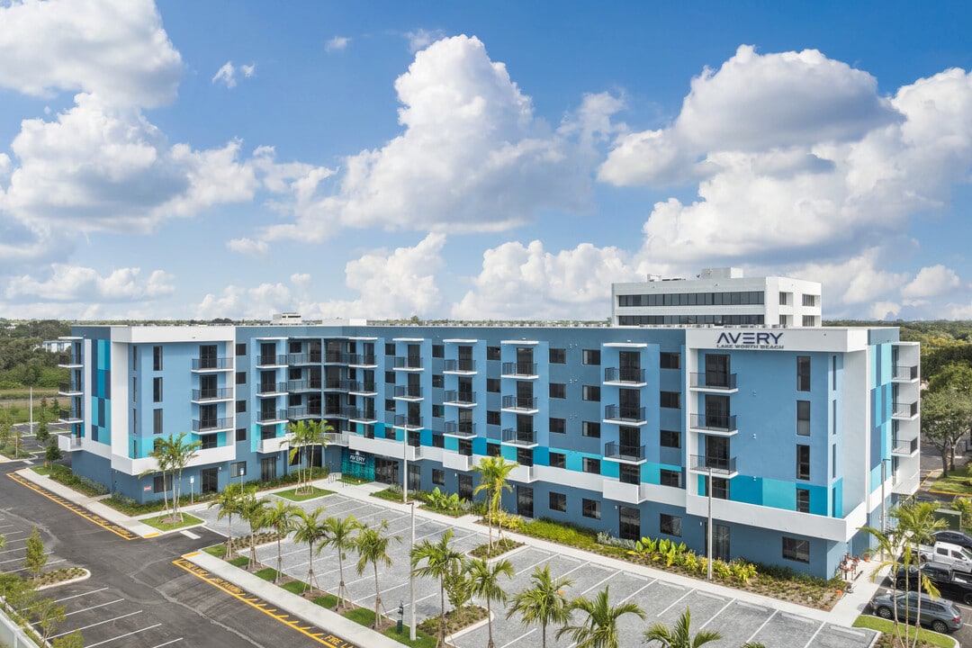 Avery Lake Worth in Lake Worth Beach, FL - Building Photo