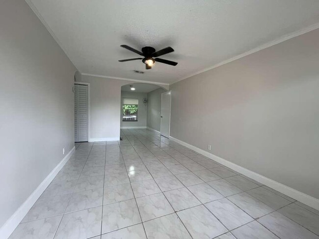 8201 SW 5th Ct in North Lauderdale, FL - Building Photo - Building Photo