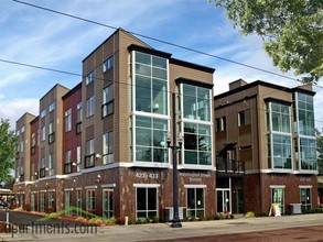 Washington Street Station in Hillsboro, OR - Foto de edificio - Building Photo