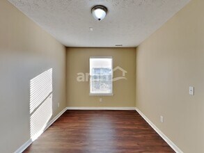 5825 Columbia Cir in Greenwood, IN - Foto de edificio - Building Photo