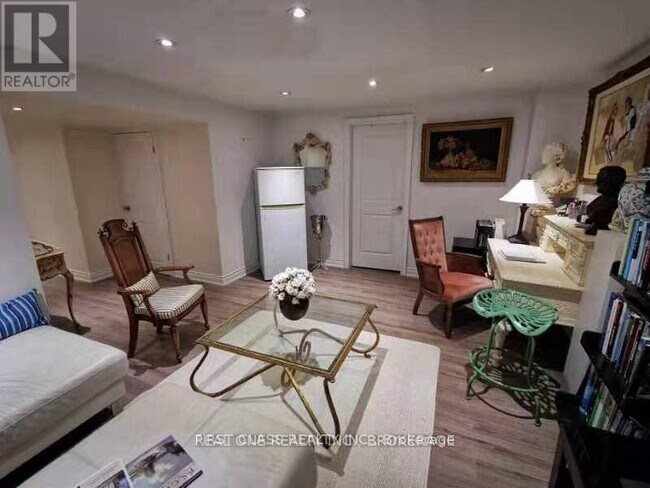 39 Shamokin Dr in Toronto, ON - Building Photo - Building Photo