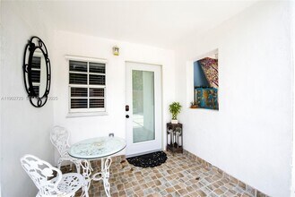 227 NW 34th St in Miami, FL - Foto de edificio - Building Photo