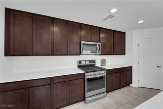 8753 Vermont Vis St in Las Vegas, NV - Building Photo - Building Photo