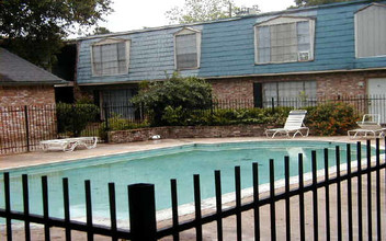 Southern Gardens Apartments in Houston, TX - Building Photo - Building Photo