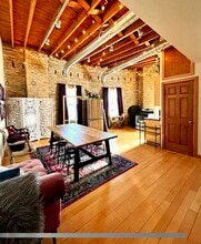 712 S 2nd St, Unit 2 in Milwaukee, WI - Foto de edificio - Building Photo