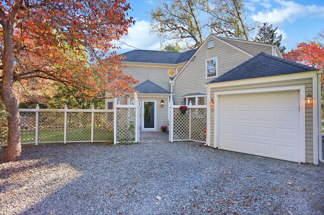 44 Hendrie Ave in Greenwich, CT - Building Photo - Building Photo