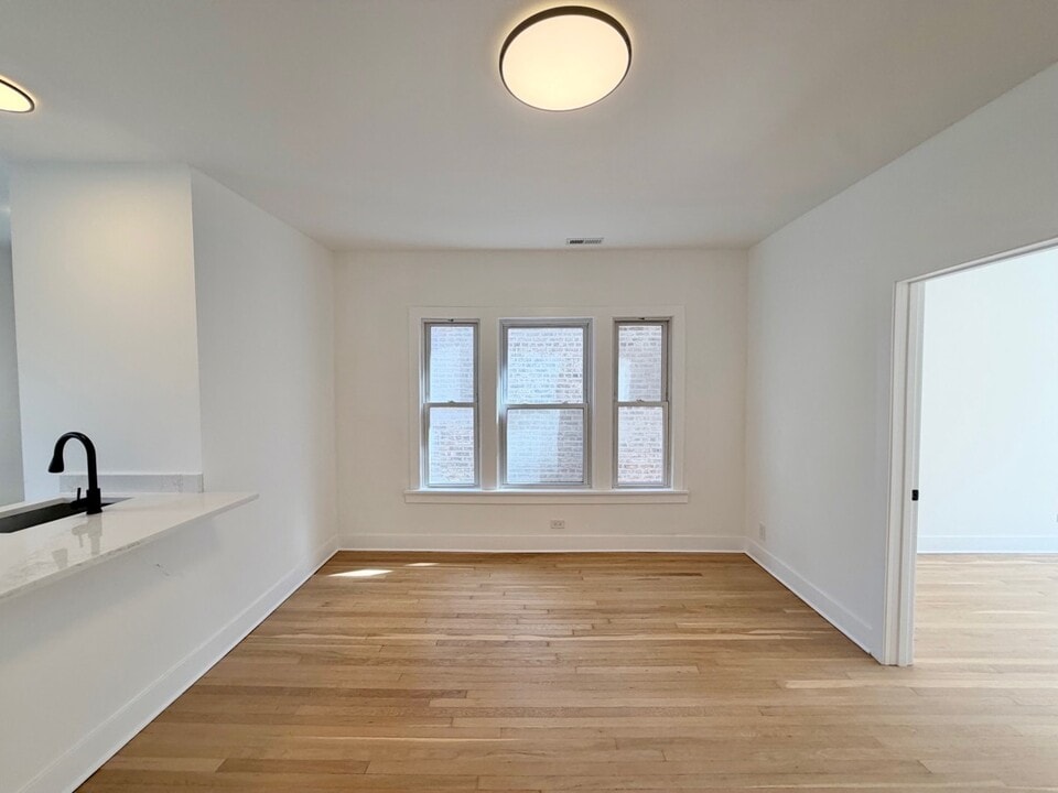 1522 W Ardmore Ave, Unit 1E in Chicago, IL - Building Photo