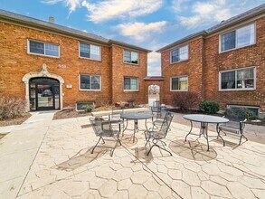 University Place Apartments in Omaha, NE - Foto de edificio - Building Photo