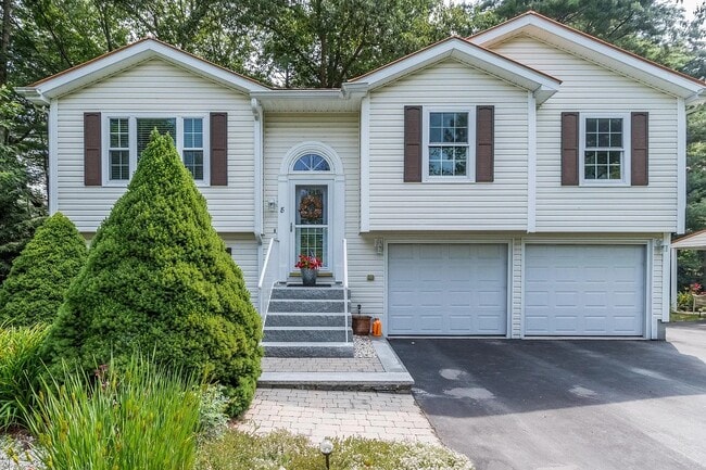 8 Byrd Ave in Scarborough, ME - Foto de edificio - Building Photo