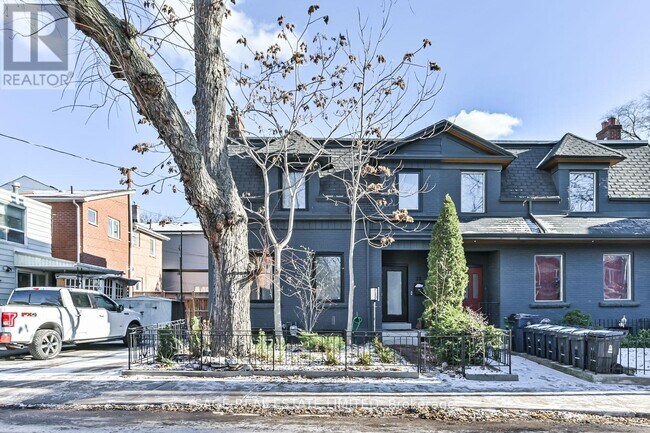 25 Palmerston Ave in Toronto, ON - Building Photo - Building Photo