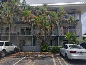 7403 SW 82nd St in Miami, FL - Foto de edificio - Building Photo