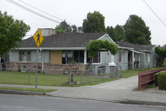 905-913 Blossom Way in Hayward, CA - Building Photo - Building Photo