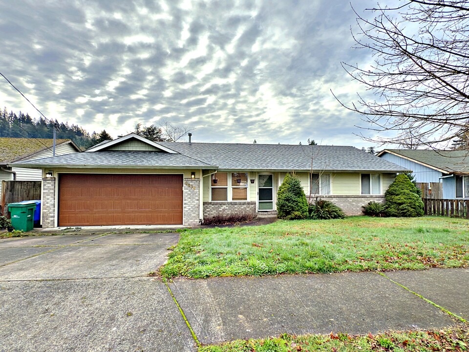 9834 SE Clinton St in Portland, OR - Building Photo