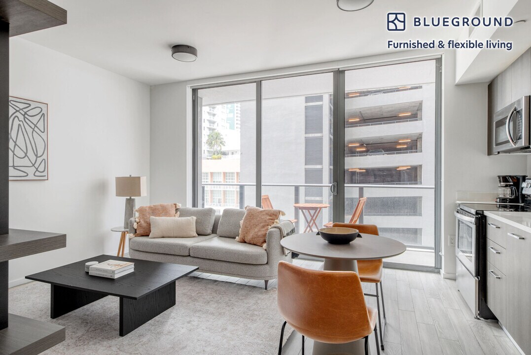 230 NE 4th St in Miami, FL - Building Photo