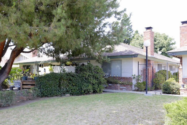Tustinwood Apartments in Tustin, CA - Foto de edificio - Building Photo