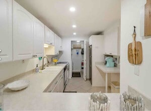 201 E Ocean Dr, Unit 3-310 in Key Colony Beach, FL - Building Photo - Building Photo