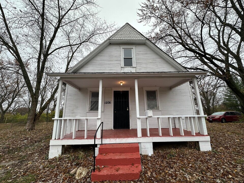 1206 Martin St in Danville, IL - Foto de edificio