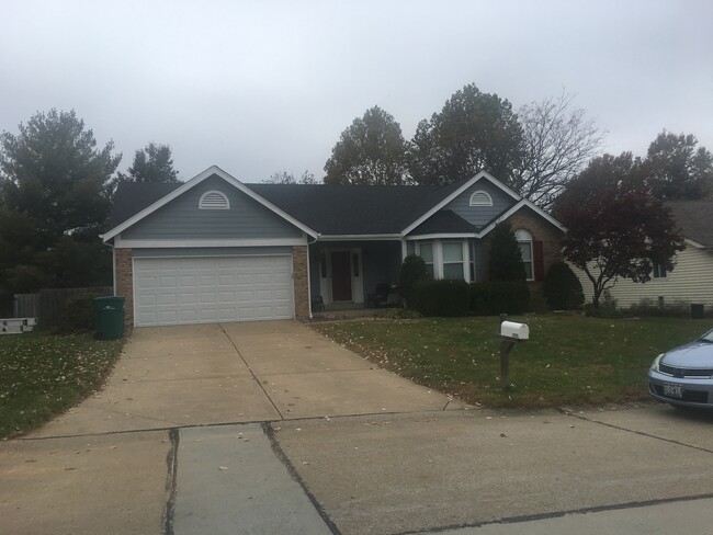 1225 Crooked Creek Dr in St. Charles, MO - Foto de edificio - Building Photo