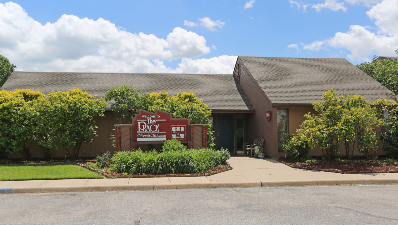 The Place Apartments in Wichita, KS - Foto de edificio