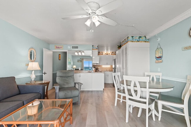 8743 Thomas Dr in Panama City Beach, FL - Building Photo - Building Photo