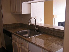 712 Bering Dr in Houston, TX - Building Photo - Building Photo