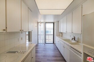 11805 Mayfield Ave in Los Angeles, CA - Building Photo - Building Photo