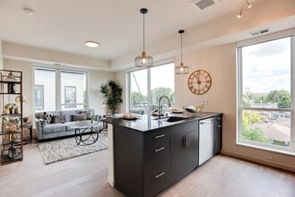 Overland Apartments in Minneapolis, MN - Foto de edificio - Building Photo