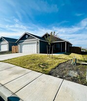 395 Costanza Ave in Umatilla, OR - Building Photo
