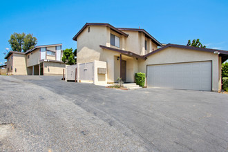 Colima in Whittier, CA - Foto de edificio - Building Photo