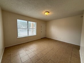 110 Merlin Rd in Laredo, TX - Foto de edificio - Building Photo