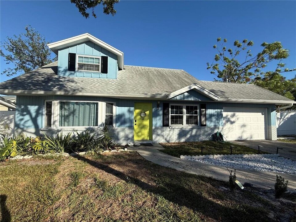 8211 128th St in Seminole, FL - Building Photo