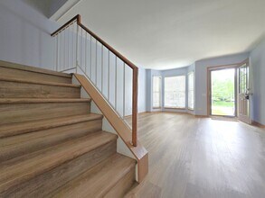 8 E Shag Bark Ln in Streamwood, IL - Building Photo - Building Photo