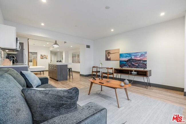 932 S Hill St in Los Angeles, CA - Building Photo - Building Photo