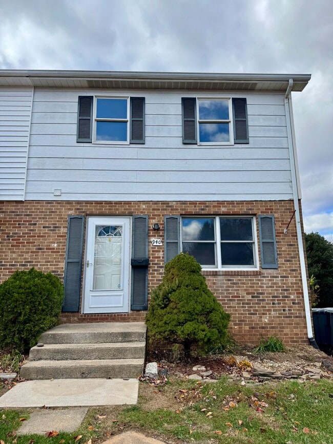 property at 940 Northfield Ct