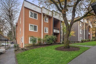 718 Kirkland Cir in Kirkland, WA - Foto de edificio - Building Photo