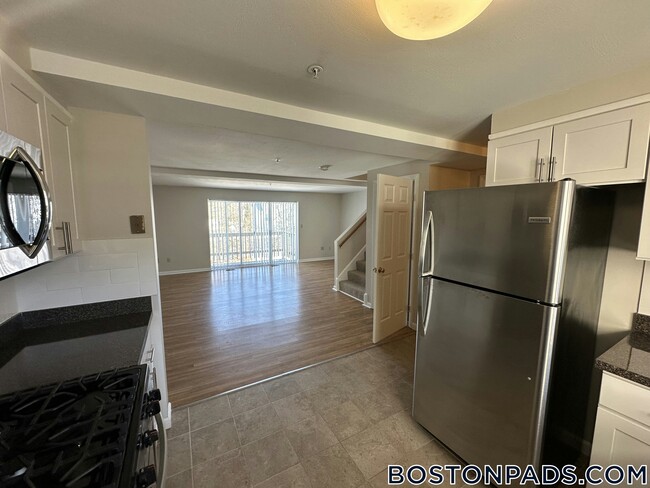 23 Prince St-Unit -6 in Danvers, MA - Foto de edificio - Building Photo