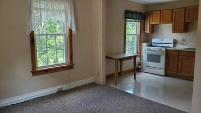 122 Curtis Ave, Unit Apt. #2 in Dalton, MA - Foto de edificio - Building Photo