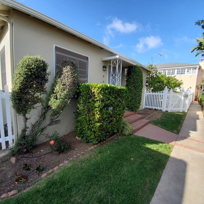 847 12th St, Unit B in Santa Monica, CA - Building Photo - Building Photo