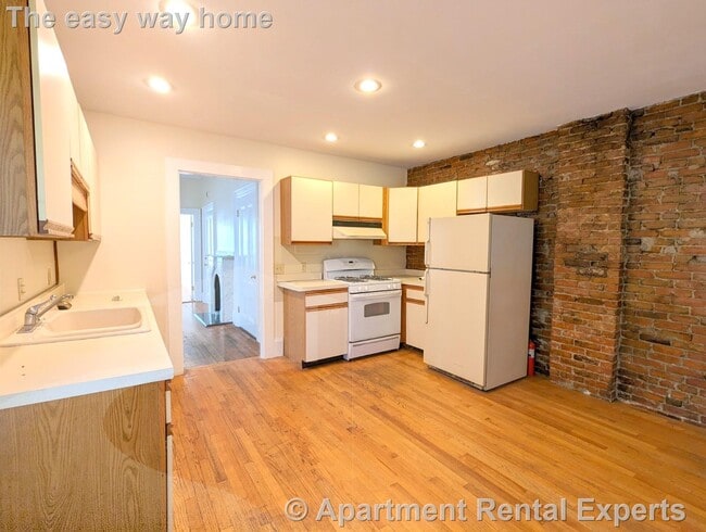 15 Howe St in Somerville, MA - Building Photo - Building Photo