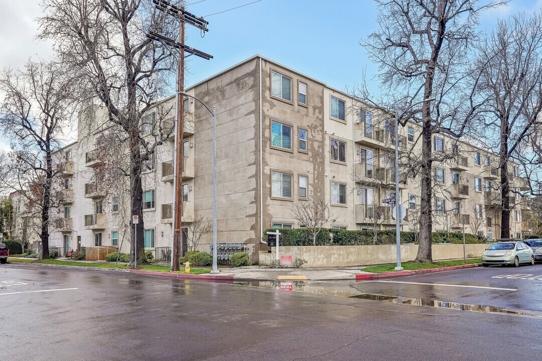 14412 Killion St, Unit 307 in Sherman Oaks, CA - Building Photo